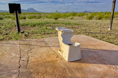 Crag Arizona olarak bilinen hayalet tren durağındaki eski bir tuvaletin kalıntıları. Buradan geriye pek bir şey kalmamış. Sadece birkaç çimento temeli ve bu eski tuvalet kaldı..
