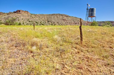 Paulden AZ yakınlarındaki Yukarı Verde Nehri Vahşi Yaşam Bölgesi 'ndeki Stewart Çiftliği' nin son kalıntılarından biri..