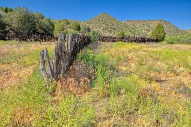 Paulden AZ yakınlarındaki Yukarı Verde Nehri Vahşi Yaşam Bölgesi 'ndeki tarihi Stewart Çiftliği' nde eski bir sığır ağılı..