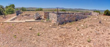 Stewart Çiftliği 'nin kalıntıları Paulden AZ yakınlarında. Bu kalıntılar Yukarı Verde Nehri Vahşi Yaşam Bölgesi 'nde bulunur ve halka açıktır..
