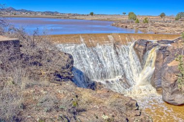 Paulden AZ 'deki Tarihi Sullivan Barajı 1930' larda bir WPA projesinin parçasıydı. 2. Dünya Savaşı patlak verdiğinde terk edilmiş. Barajın arkasındaki Sullivan Gölü artık alüvyonla dolu ve Verver 'in başındaki bataklık haline gelmek için terk edildi.