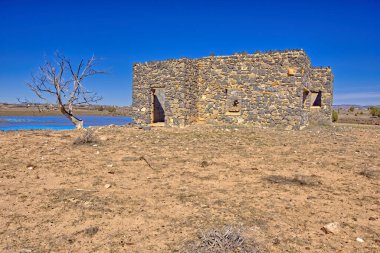 Paulden AZ 'deki Sullivan Gölü' nün kalıntısı. 1930 'larda WPA Projesi kapsamında Sullivan Gölü adında yapay bir göl yapmak için inşa edilen taştan bir kulüp binasının kalıntıları. Proje 2. Dünya Savaşı patlak verdiğinde ve nihayetinde göl yıkıldığında terk edildi.