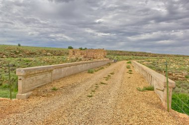 Route 66 'nın eski bir köprü kalıntısı Two Guns Arizona' nın hayalet kasabası yakınlarında..