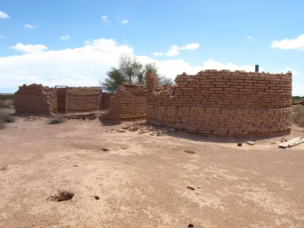 Aztek Arizona yakınlarındaki eski bir kerpiç tuğlasının kalıntıları. Bu çürüyen bina muhtemelen Arizona 100 yıl önce eyalet olmadan önce yapılmış..