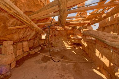 Arizona 'daki Vermilion Cliffs Ulusal Anıtı' ndaki öncü House Rock kalıntıları. Kamu malı, serbest bırakılmaya gerek yok.