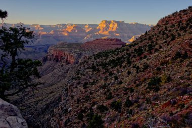 Grandview Patikası 'ndan günbatımına yakın Büyük Kanyon Arizona manzarası Horseshoe Mesa ile Grandview Point' in tam ortasında. Yol 3 mil uzunluğunda ve zor olarak sınıflandırılmış. Sis, yakındaki bir yangından geliyor..