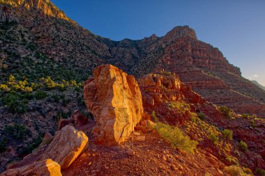 Lipan Point 'in kayalıkları, Lipan Point' ten başlayan Tanner Patikası boyunca 75 Mile Creek 'teki bir tepeden görüldü..