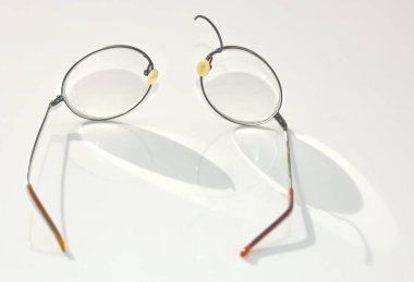 Burun köprüsü bölümünde kırılan ve ikiye ayrılan bir çift Titanyum Tel Halka göz gözlüğü..