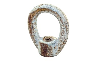 Paslı eski bir metal kanca döngüsü beyaz bir arka planda fotoğraflandı.