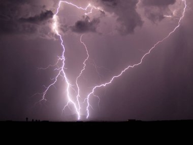 Arizona 2006 muson fırtına sırasında üç yakınlaşan yıldırımlar.