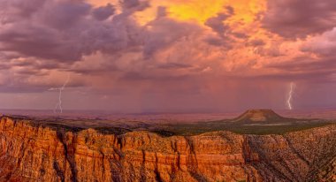 Büyük Kanyon Arizona 'nın kuzey yamacında fırtına kopuyor. Güney kenarındaki Desert View Vista 'dan görüldü. Bulutlardaki hareket bulanıklığı uzun pozlama sırasında hareket eden bulutlardan kaynaklanır..