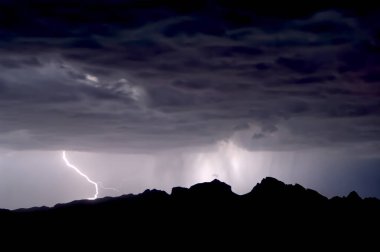 Batı Arizona saddleback Dağı üzerinde bira muson fırtına.