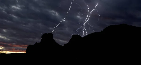 Gün Batımında Sedona Castle Rock Arkasında Yıldırım Düştü — Stok fotoğraf