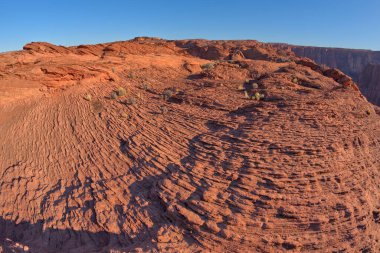 Horseshoe Bend Arizona 'daki Spur Kanyonu yakınlarındaki dalgalı kumtaşı çorak arazileri..