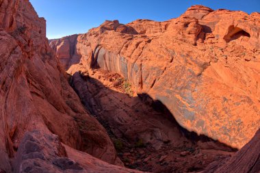 Horseshoe Bend Arizona 'nın kuzeyindeki kanyonun uçurum kenarından bir görüntü. Bu noktadan ileri gitmenin tek yolu duvardan aşağı iple inmek..