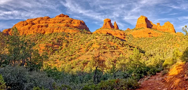 Mitten Ridge Panorama. Sedona Arizona 'da Mitten Ridge' in birleşik manzarası. Bu manzara Munds Vagon Yolu 'ndan..