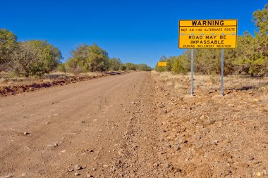 Drake Arizona yakınlarındaki Drake Yolu olarak da bilinen FSR492 güzergahı için aşılamaz uyarı işareti. Prescott Ulusal Ormanı 'nda..