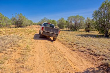 Kamyon, Paulden Arizona 'nın doğusunda Cehennem Noktası' na giden bir yol üzerinde pazarlık yapıyor..
