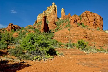 Sedona'nın koyu kırmızı kayalıklarla, olarak da bilinen ev Snoopy Rock bir görünüm.