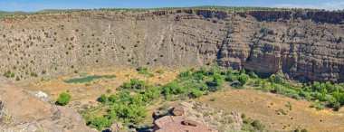 Arizona 'daki eski bir Hint Kalesi harabesinin içinden Yukarı Verde Nehri Vahşi Yaşam Bölgesi manzarası.