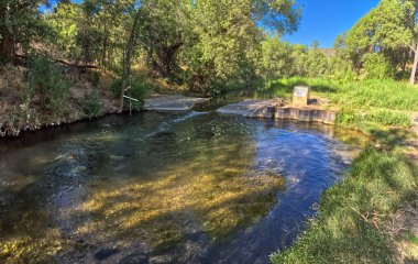 Paulden yakınlarındaki Yukarı Verde Nehri Vahşi Yaşam Bölgesi 'ndeki Verde Nehri' nin su akışını izlemek için Arizona Game & Fish Deposu tarafından kurulan bir Akış İstasyonu.