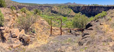 Sullivan Barajı 'nın doğusundaki Yukarı Verde Nehri Kanyonu' nun Paulden AZ 'deki ilk kapısı..