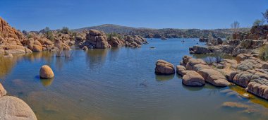 Prescott AZ 'deki Watson Gölü' nün North Shore Trail 'inden Batı Koyu manzarası.