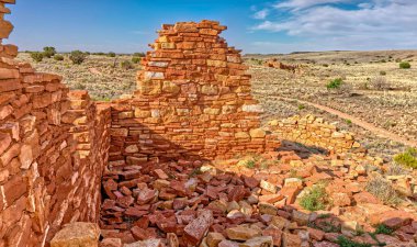 Arka planda Lomaki Pueblo 'nun olduğu bir Box Canyon Kızılderili Konutu. Flagstaff AZ 'nin kuzeyindeki Wupatki Ulusal Anıtı' nda bulunmaktadır..