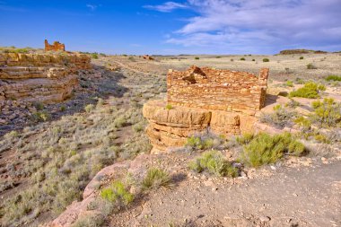 Arka planda Lomaki Pueblo ile 2 Box Canyon Indian Iswellings manzarası. Arizona Flagstaff yakınlarındaki Wupatki Ulusal Anıtı 'nda yer almaktadır..