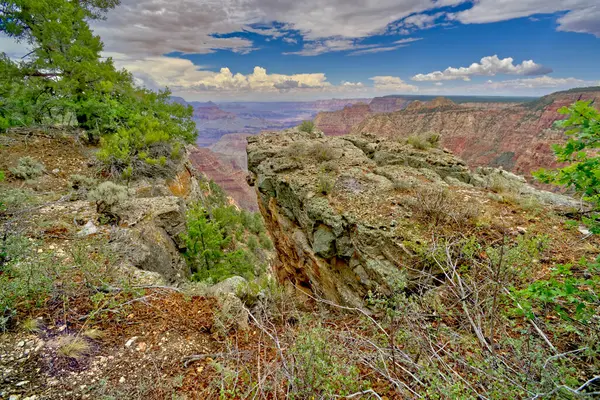 2022年季风季节 在格朗文角以东的亚利桑那州大峡谷南缘出现了一块陡峭的岩石 — 图库照片