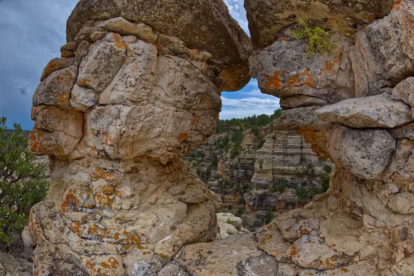 位于亚利桑那州南缘大峡谷的格朗维角悬崖之间的两个石柱之间的景观 — 图库照片
