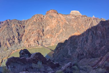 Colorado Nehri boyunca uzanan Büyük Kanyon Arizona 'daki Kara Köprü. Güney Kaibab patikası bu köprüye çıkıyor..