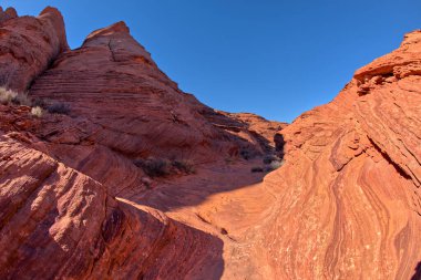 Horseshoe Bend Arizona 'nın hemen kuzeyindeki bir kanyona giden yol..
