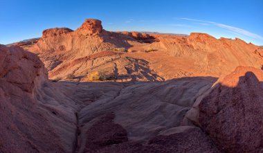 Horseshoe Bend Arizona 'nın çorak arazilerindeki fosilleşmiş kum tepeciklerinin girdap ve tıkanmış dokusu..