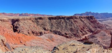 Vermilion Kayalıkları 'nın aşağısındaki, Glen Canyon Eğlence Bölgesi Arizona' daki Johnson Point adlı mesa 'nın güney tarafına yaklaşıyoruz. Colorado Nehri geçidi sağ tarafta..