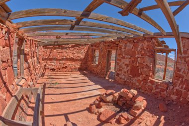 Arizona Vermilion Cliffs Ulusal Anıtı 'nın altındaki Jacob' ın Havuzu 'nun eski çiftlik harabeleri. Harabeler 1951 'e dayanıyor..