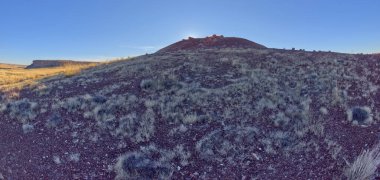 Arizona 'daki Petrified Forest Ulusal Parkı' nda yarı gömülü Uçan Daire 'ye benzeyen bentonit kilinden bir kubbe..