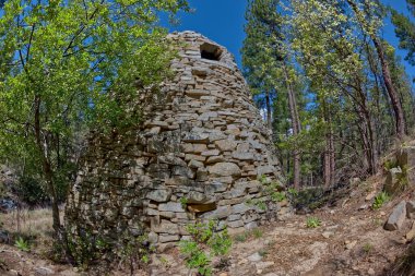 Prescott Arizona 'nın güneyindeki Prescott Ulusal Ormanı' nda tarihi Walker Kömür Fırını. Fırın 1880 'lerin sonlarına dayanıyor ve Oak Wood' u Gümüş Dökümcüler için kömüre dönüştürmek için kullanılmış..