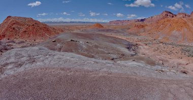 Arizona 'daki Vermilion Cliffs Ulusal Anıtı' ndaki Sand Hill Spring 'in bentonit tepeleri..
