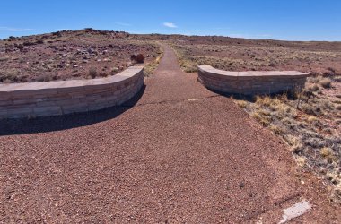 Arizona 'daki Petrified Forest Ulusal Parkı' ndaki tarihi Akik Evi 'ne giden yol..