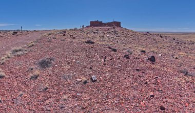 Arizona 'daki Petrified Forest Ulusal Parkı' ndaki bir tepedeki tarihi Agate Evi..