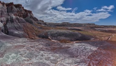 Taşlaşmış Orman Ulusal Parkı Arizona 'daki Mavi Mesa' nın kuzey kayalıkları..