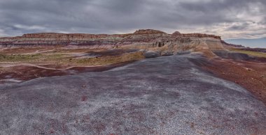 Taşlaşmış Orman Ulusal Parkı Arizona 'daki Mavi Mesa' nın kuzey kayalıkları..