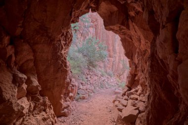 Supai Tüneli 'nin iç kısımları Büyük Kanyon Kuzey Rim Arizona' daki Kuzey Kaibab Patikası boyunca uzanır..