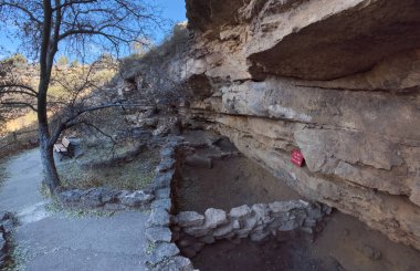 Arizona 'daki Montezuma Kuyusu Ulusal Anıtı' ndaki Antik Hint uçurum evleri Swallet Harabeleri olarak bilinir. Duvardaki tarih kalıntıların ilk olarak ne zaman keşfedildiğini gösteriyor..