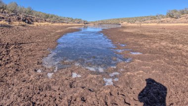 Ash Fork Arizona yakınlarındaki Kaibab Ulusal Ormanı 'ndaki Stone Baraj Gölü kıyısından görüntü.