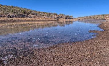 Ash Fork Arizona yakınlarındaki Kaibab Ulusal Ormanı 'ndaki Stone Baraj Gölü kıyısından görüntü.