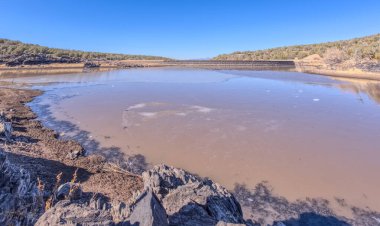 Ash Fork Arizona yakınlarındaki Kaibab Ulusal Ormanı 'ndaki Stone Baraj Gölü kıyısından görüntü.