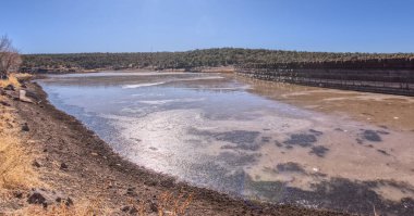 Ash Fork Arizona yakınlarındaki Kaibab Ulusal Ormanı 'ndaki Stone Baraj Gölü' nün buzlu kıyısı..