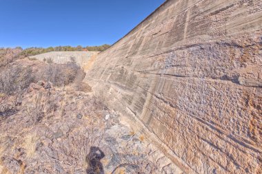 Ash Fork Arizona yakınlarındaki Kaibab Ulusal Ormanı 'ndaki Stone Barajı' nın altından görüntü..